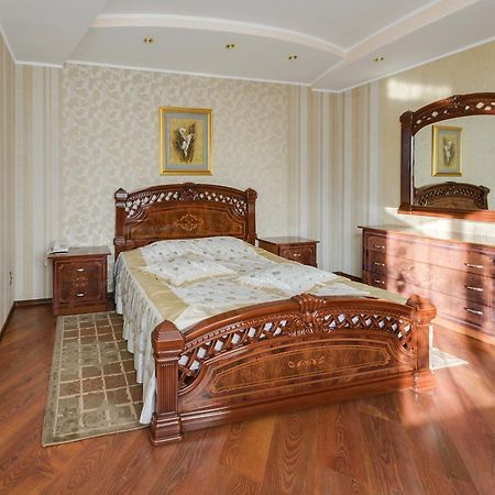 Ghostinitsa "Lina" Hotel Petropavlovsk Exterior photo