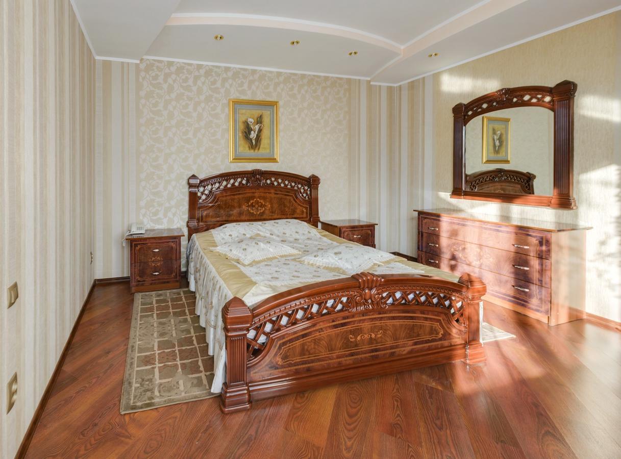 Ghostinitsa "Lina" Hotel Petropavlovsk Exterior photo